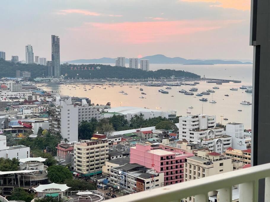 Base Central Pattaya Long Balcony King-Bed With Infinity Pool & Free Netflix! Eksteriør billede