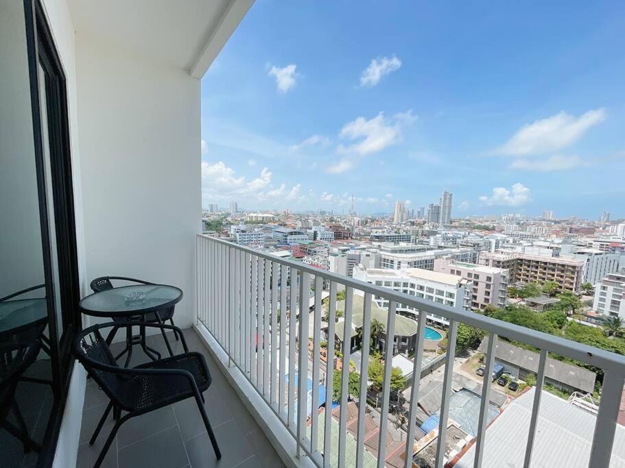 Base Central Pattaya Long Balcony King-Bed With Infinity Pool & Free Netflix! Eksteriør billede
