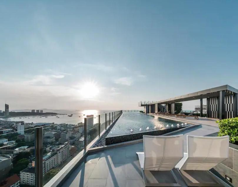 Base Central Pattaya Long Balcony King-Bed With Infinity Pool & Free Netflix! Eksteriør billede